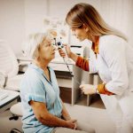 Измерение глазного давления у женщин после 50 лет