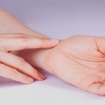 Можно ли измерить и определить давление по пульсу на руке: инструкция, основные ошибки и дополнительные симптомы