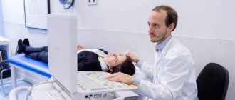 врач проводит диагностику головы ультразвуковой допплерографией